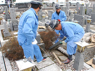 【ステップ2：墓所の解体・整地～遺骨の拾骨】